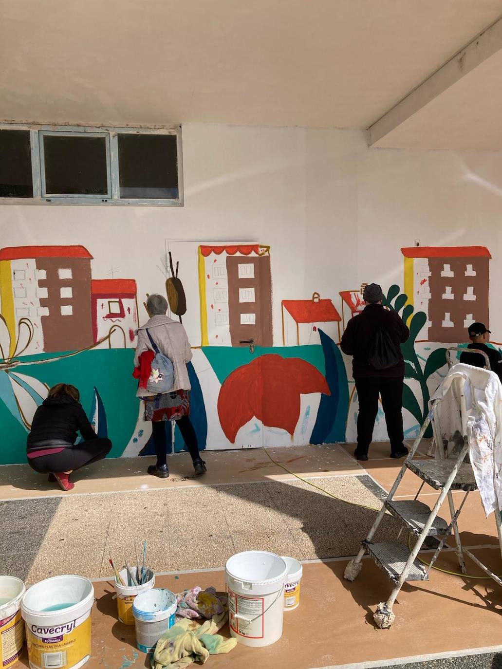 En imágenes: 150 vecinos de Ibaiondo pintan un mural de 24 metros