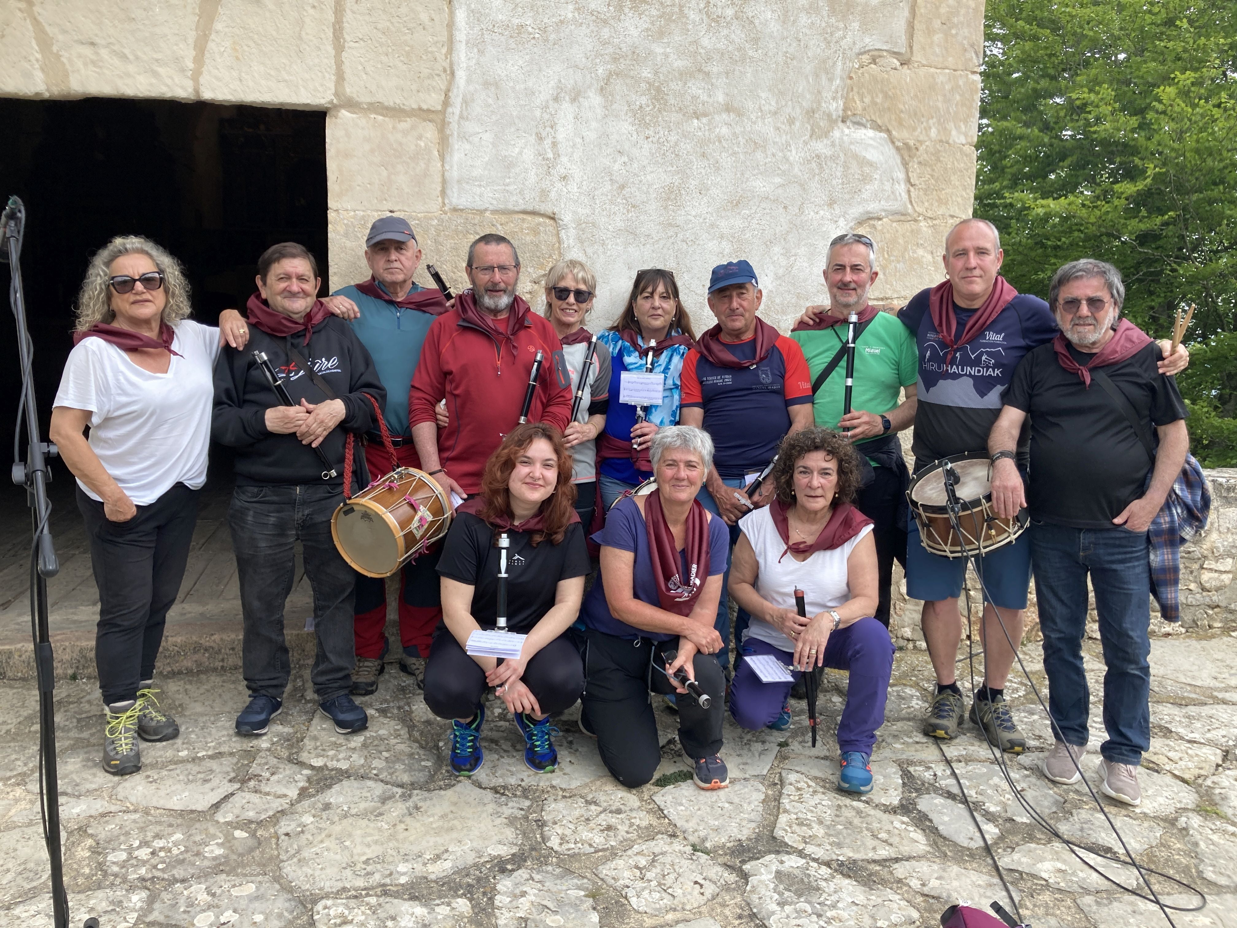 Begoña, Txapi, Mikel, Eduardo, Olga, Amaia, Lauki, Saizar, Mikel, Gorri, Jone, Piluka y Maitane.