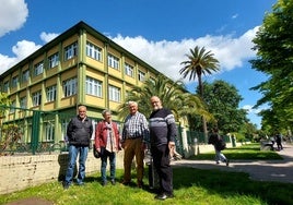 Edesio Pérez, Amagoia López de Larruzea, José Mari Sahelices e Iñaki Uribarrena, miembros de la agrupación Pipergorri de Gernika, frente al edificio del instituto que hizo las veces de hospital militar de prisioneros de guerra.