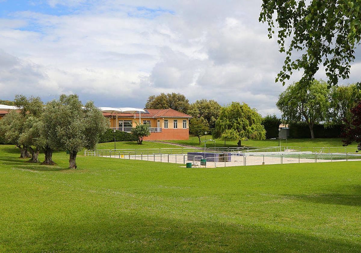 Las piscinas de Arrate, en Iruña de Oca, reciben los últimos retoques para abrir el 15 de junio.