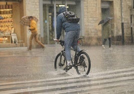 Un ciclista bajo la lluvia en Álava.