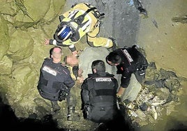 Tres ertzainas y un bombero auxilian al joven que cayó a la ría en Orio.