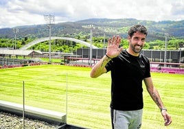 Raúl García saluda desde el tejado del edificio del primer equipo en Lezama.