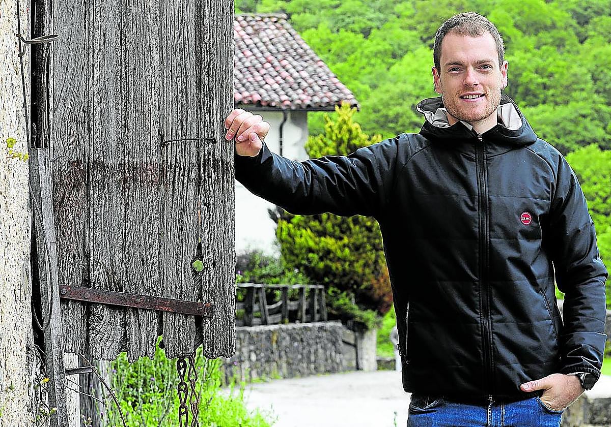 Unai Laso, en un rincón de la localidad navarra de Bizkarreta-Gerendiain a la que acude habitualmente desde pequeño para visitar a su familia.
