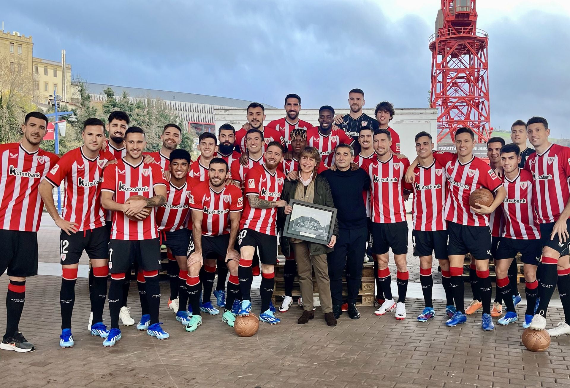 Reconocimiento de la plantilla del Athletic a Marieli Oviedo tras la foto para su último póster, el pasado 13 de diciembre.