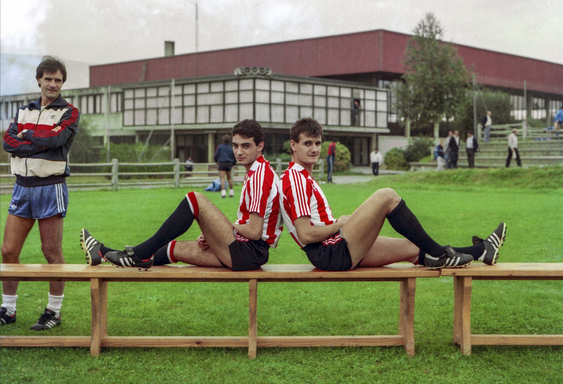 Txetxu Rojo, entrenador en Bilbao Athletic en 1986, junto a iñigo Lizarralde y Patxi Ferreira.