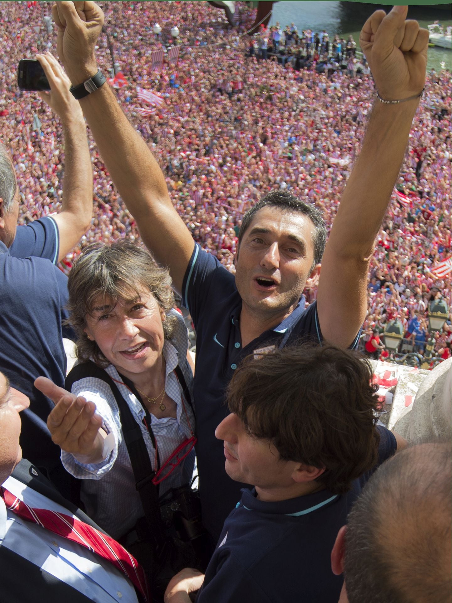 Marieli y Ernesto Valverde en el balcón del Ayuntamiento el 18-8-15 tras ganar la Supercopa