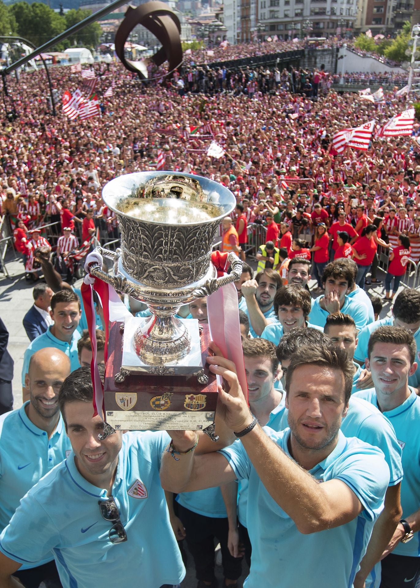 Gurpegui y Susaeta con la Supercopa el 18-8-15.