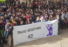 Concentración de jóvenes en el marco de la jornada contra la violencia machista del 25-N en Bermeo.