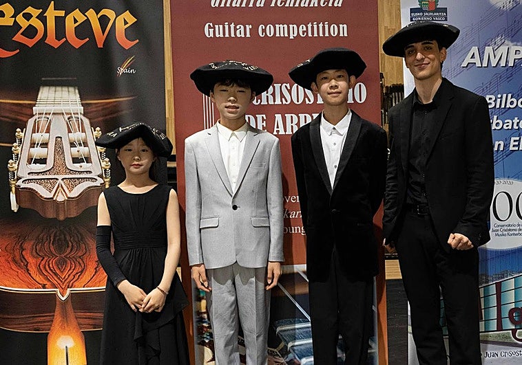 Los cuatro ganadores del certamen de guitarra, tres de ellos chinos y el cuarto de Bilbao.