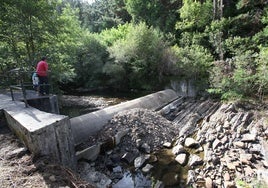 Aspecto del escaso caudal que presenta el río Mape de Busturia en época de sequía.