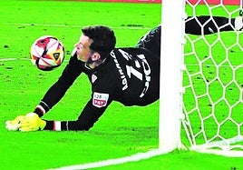 Julen Agirrezabala para el penalti en la final de Copa