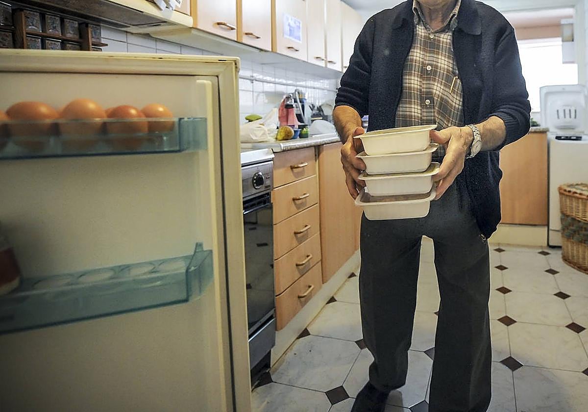 El servicio de ayuda a domicilio incluye el reparto de comida para personas mayores y con dependencia.