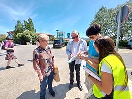 Dos de los cruceristas solicitan información para visitar Getxo.