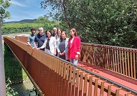 La alcaldesa de Durango, Mireia Elkoroiribe, y el alcalde de Iurreta, Oskar Koka, inauguraron el puente junto a la empresa constructora y parte de corporación municipal de la villa.