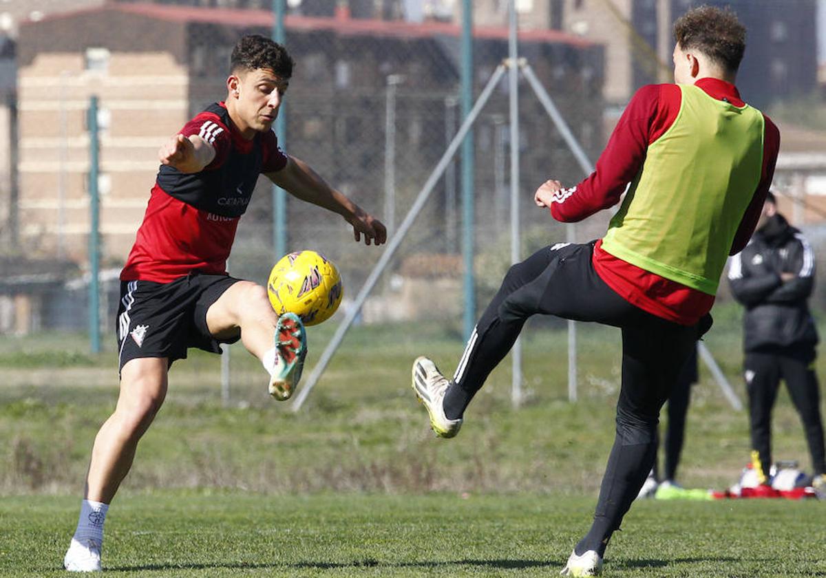Dieciséis jugadores del Mirandés trabajan en Anduva durante el día de descanso para la plantilla