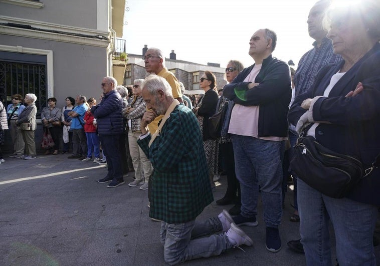 Cerca de quinientas personas se concentran en la plaza Satistegi para condenar el asesinato de Felipe.