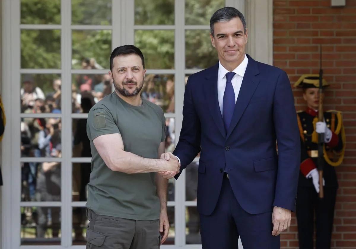 Volodímir Zelenski y Pedro Sánchez se saludan tras la llegada del líder ucraniano a la Moncloa.