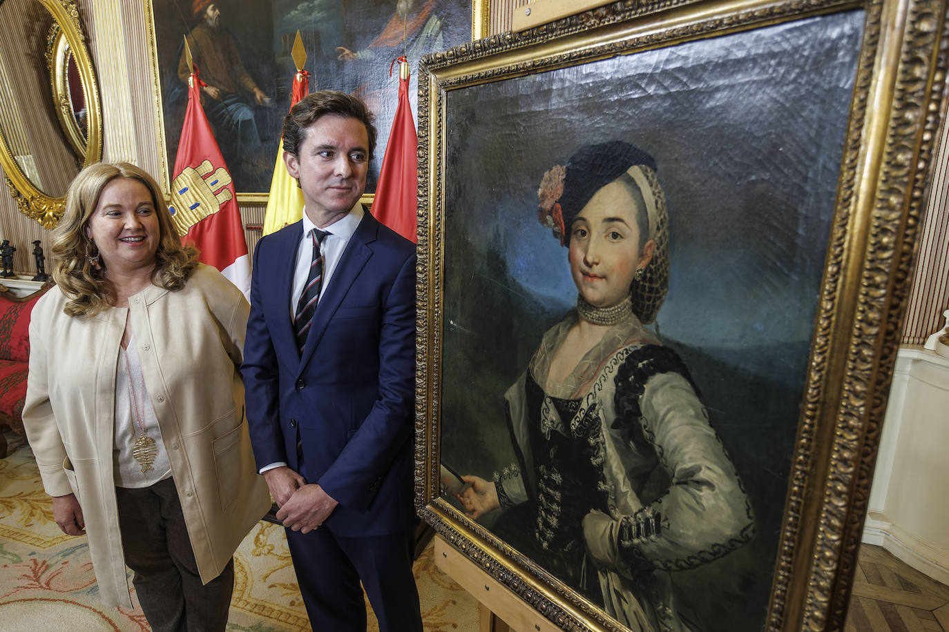 La alcaldesa de Burgos, Cristina Ayala, y Ramón de la Sota Chalbaud durante el acto de entrega del cuadro.