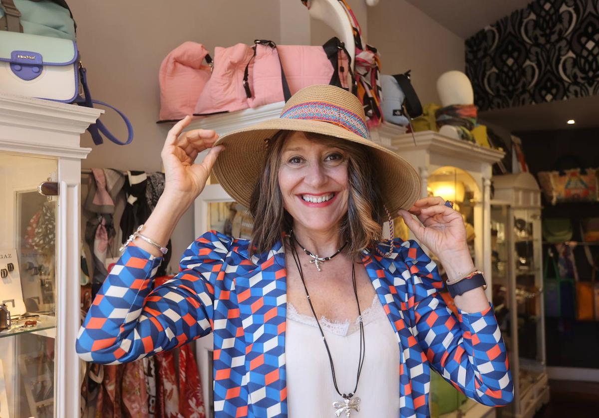 Carmen, la 'profe' de Historia que lleva 25 años enamorando con su bisutería desde su tienda de Barakaldo.