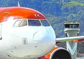 Un avión de EasyJet con destino a Londres, en Loiu.