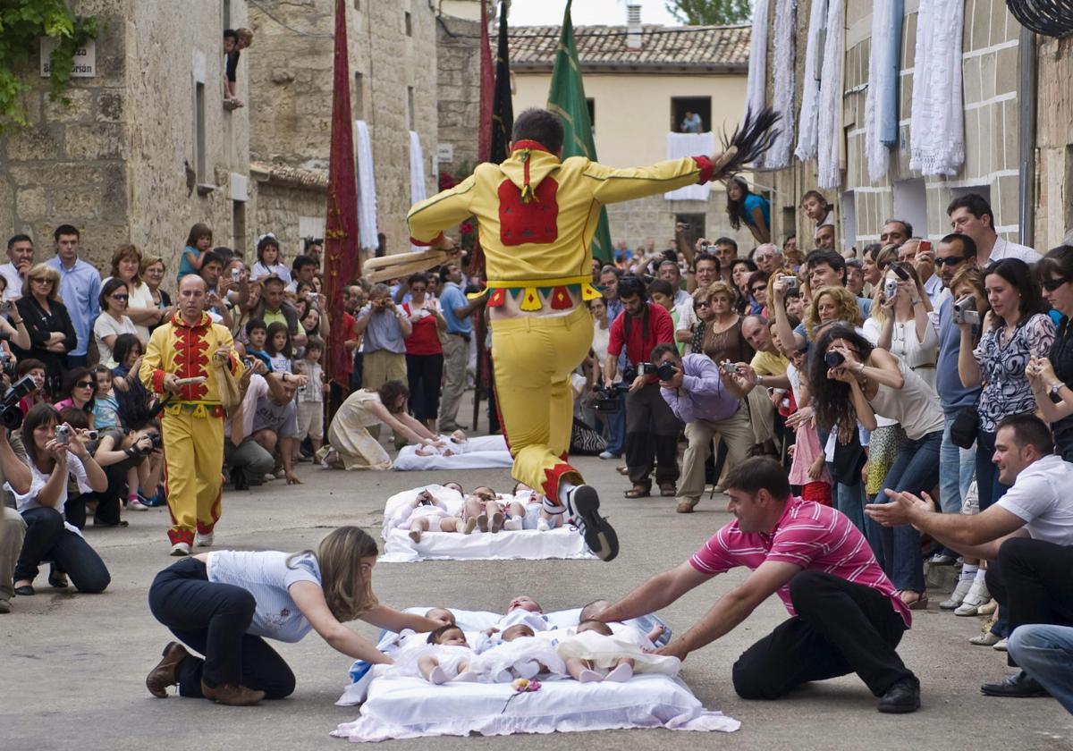 Un momento de la celebración de la fiesta del Colacho, hace unos años.