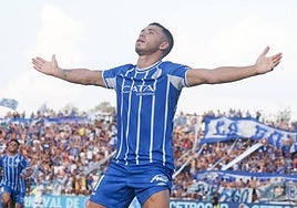 Conechny celebra un gol con Godoy