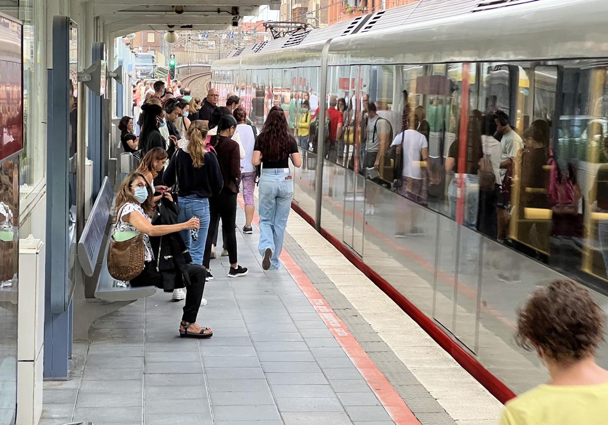 Usuarios de la estacion de Metro Bilbao de Bidezabal.