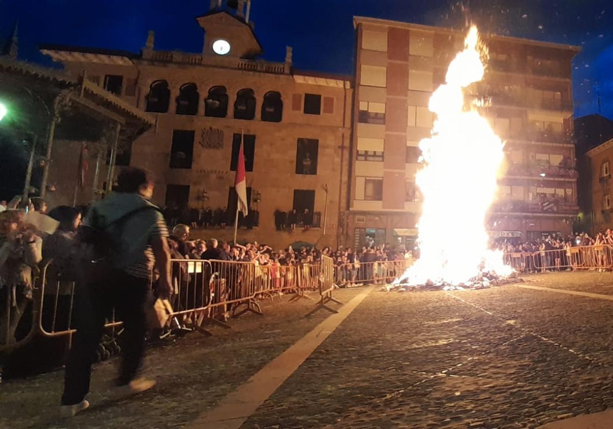 Bermeo mantendrá la hoguera de San Juan en la plaza tras la polémica  desatada | El Correo