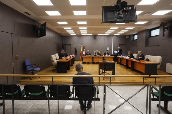 El policía acusado de homicidio por imprudencia, en la primera sesión del juicio en la Audiencia provincial vizcaína.