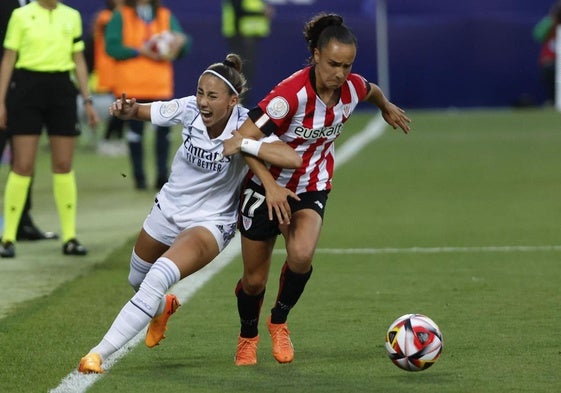 Nerea Nevado pelea por un balón con Athenea