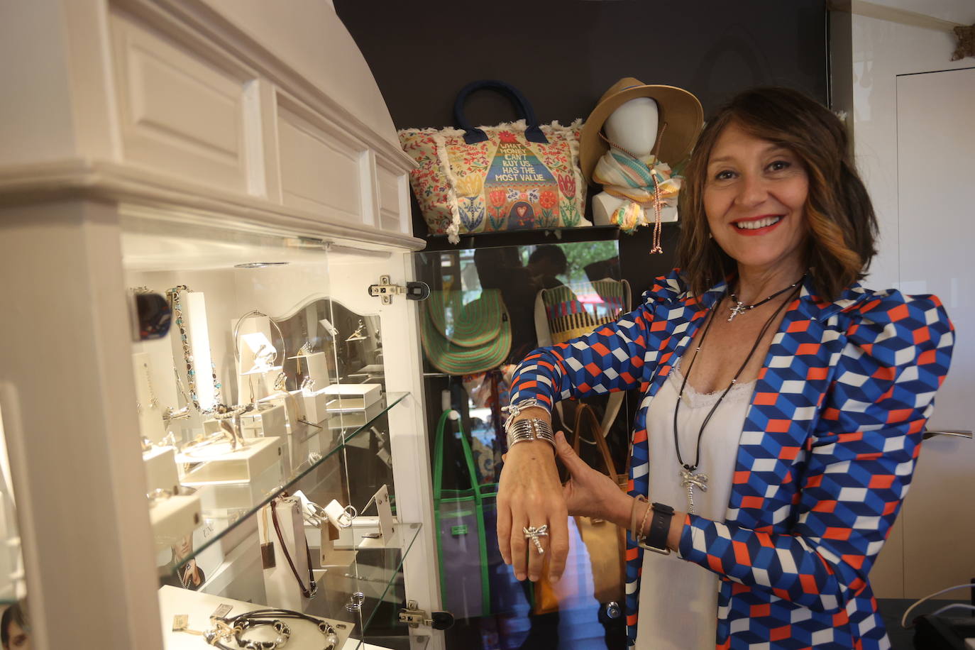 Carmen, la &#039;profe&#039; de Historia que lleva 25 años enamorando con su bisutería desde su tienda de Barakaldo