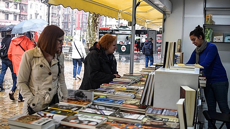 El papel resiste al agua en el primer día de la Feria del Libro de Bilbao