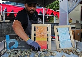 Uno de los puestos del Mercado Marinero de Barrika con ostras.