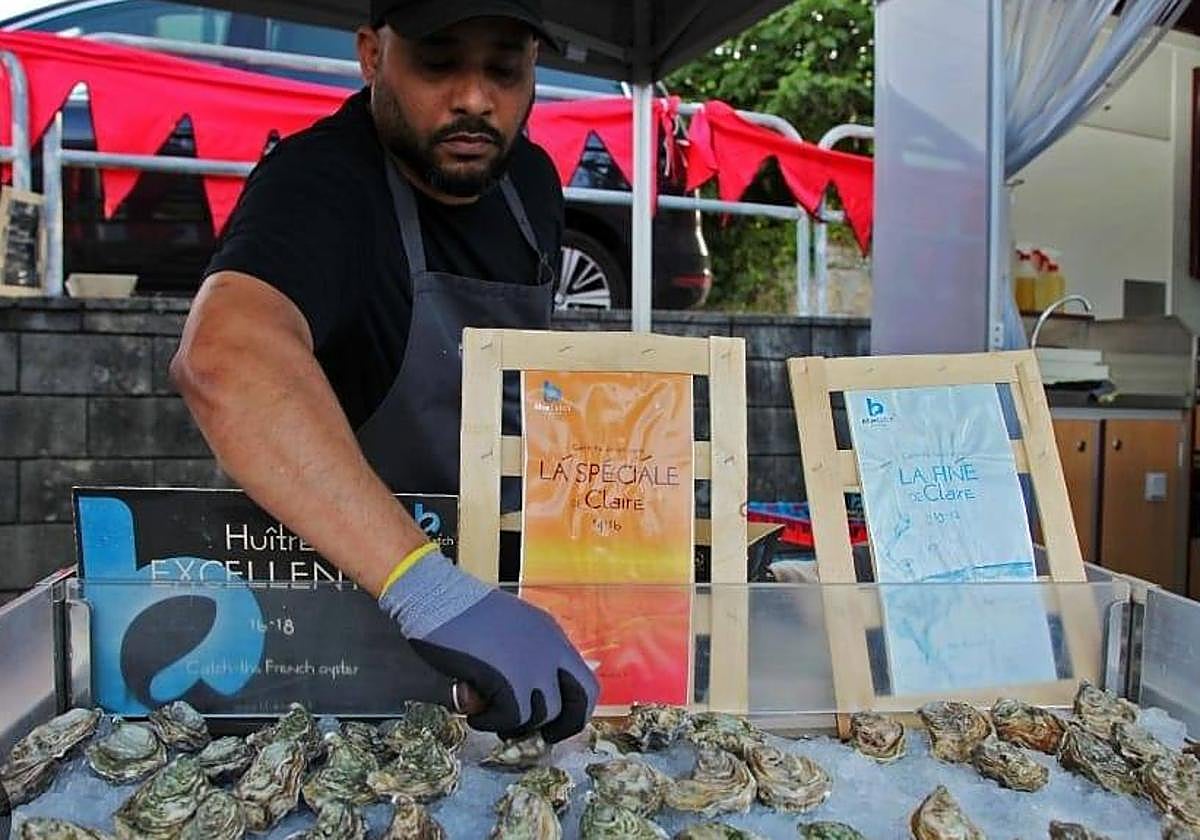 Uno de los puestos del Mercado Marinero de Barrika con ostras.