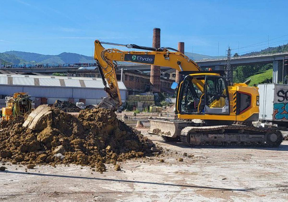 Excavadora trabajando hace unos días en El Calero.