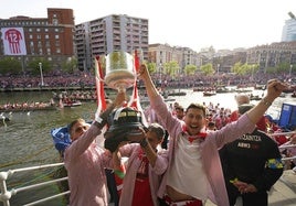 De Marcos pasa a ser el primer capitán tras la marcha de Muniain, al que puede superar en número de partidos.