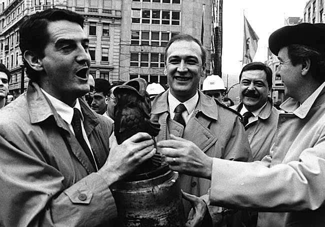 Jose María Gorordo, Alberto Pradera y Pedro Ruiz de Alegría colocan la primera piedra del Metro de Bilbao el 2 de marzo de 1990.