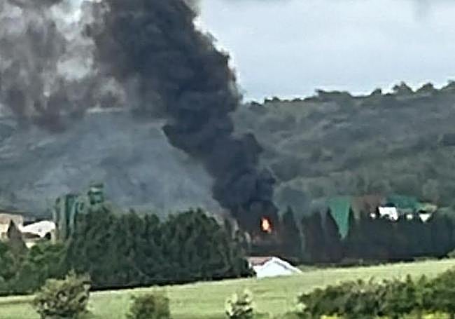 Una intensa humareda tóxica era visible desde varios puntos de Álava.