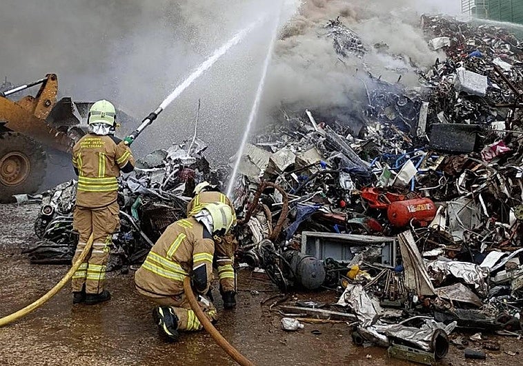 Los bomberos se afanan en la extinción del incendio.