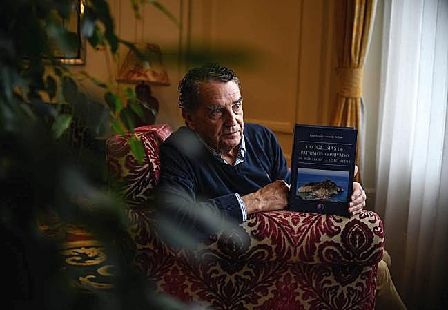 José María Gorordo posa con su libro en el hotel Carlton.