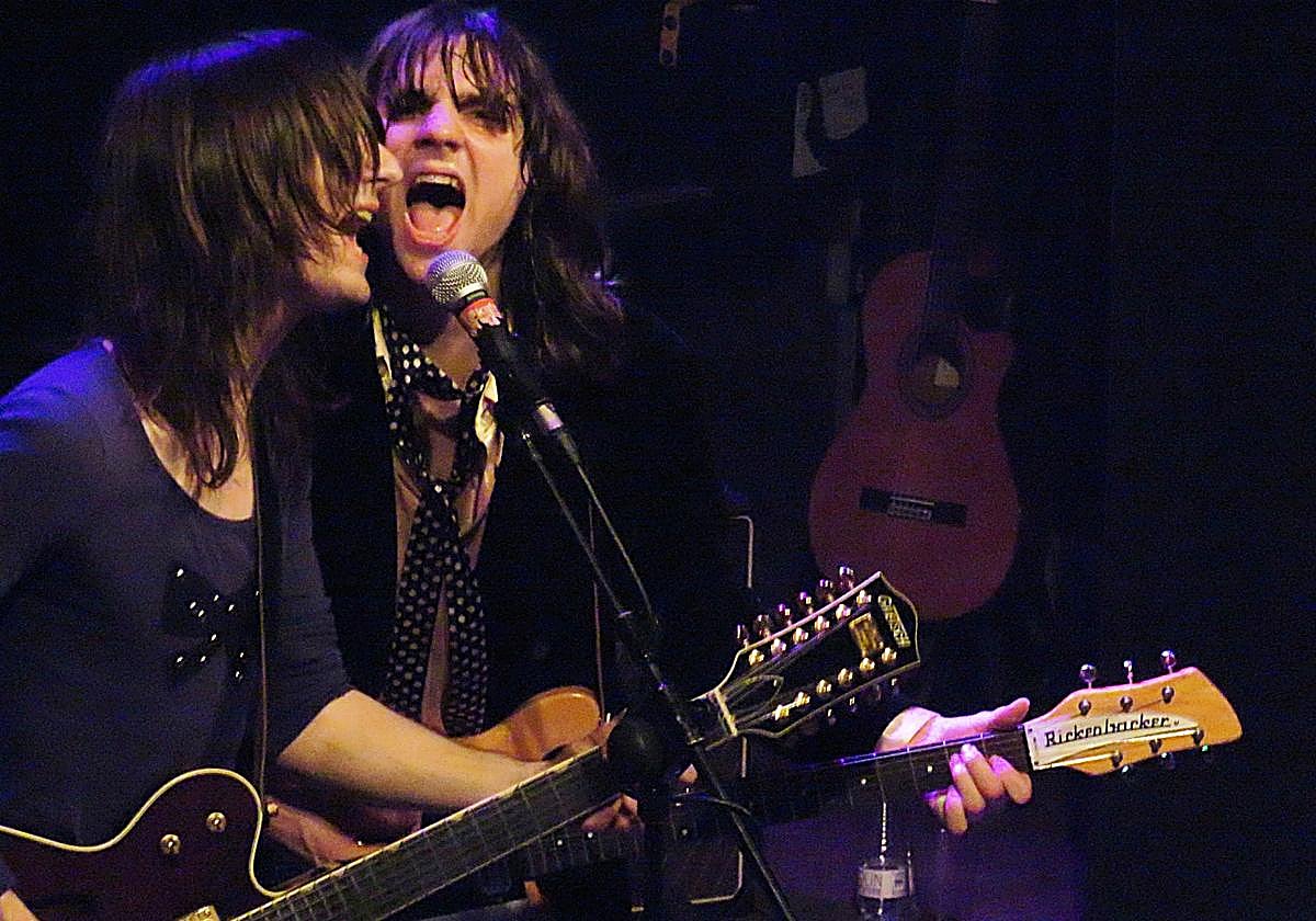 Los D'Addario en coros tipo Beatles.