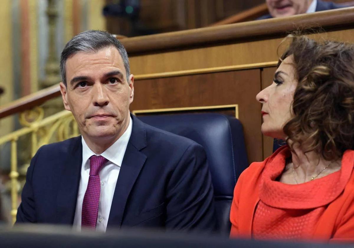 Pedro Sánchez junto a la vicepresidenta primera María Jesús Montero.