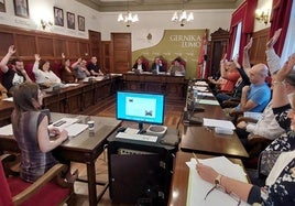 Un momento del pleno celebrado el miércoles por la tarde en el Ayuntamiento de Gernika en el que los ediles de EH Bildu y el PNV votan en contra la propuesta presentada por el alcalde de la villa foral, José Mari Gorroño (GH).