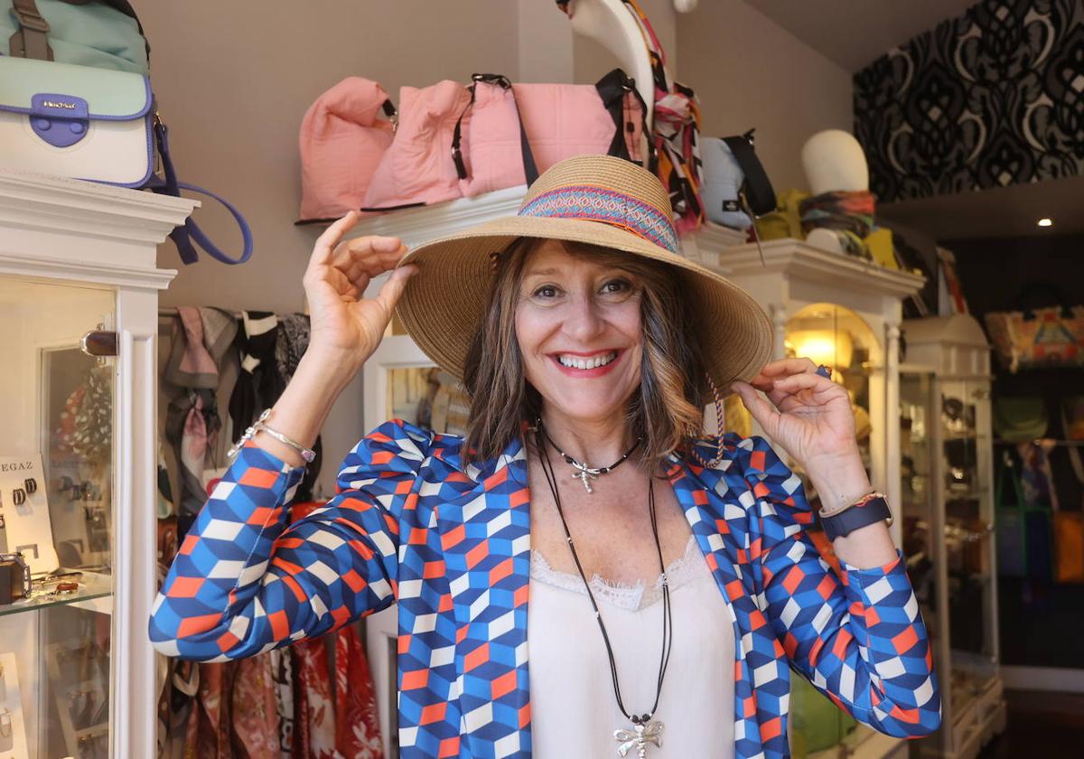 Carmen, la &#039;profe&#039; de Historia que lleva 25 años enamorando con su bisutería desde su tienda de Barakaldo