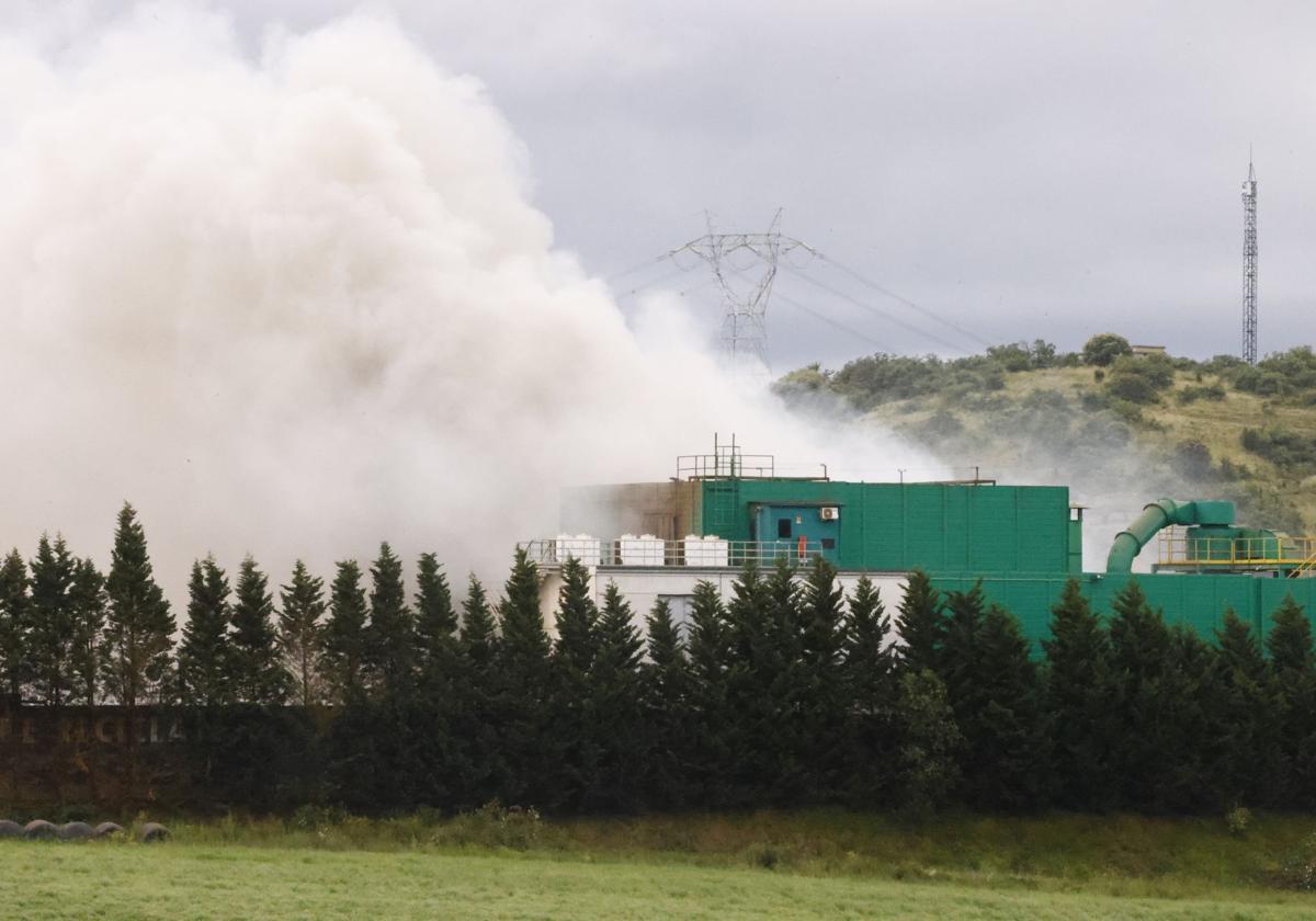 Vista de la empresa donde se originó el incendio que produjo una densa nube de humo que se hizo sentir en distintos puntos de Legutio y hasta en Vitoria.