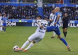 Guridi presiona a Galán en el derbi liguero de Mendizorroza.