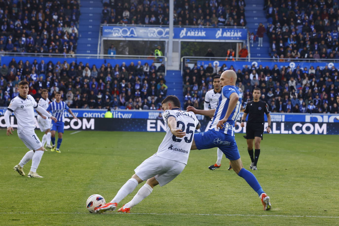 Guridi presiona a Galán en el derbi liguero de Mendizorroza.