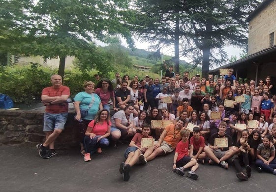 Adolescentes de 8 a 18 años, junto a los monitores y coordinadores, forman parte de la asociación.