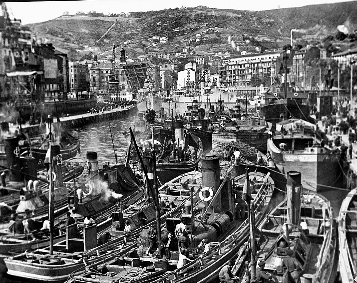 Muelle de Sendeja y barcos.